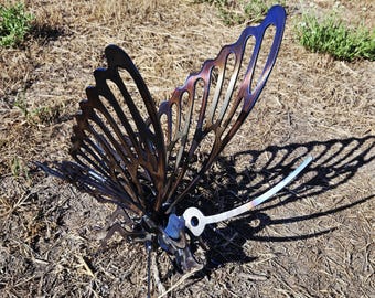 Grande scultura a forma di farfalla in acciaio: arte da giardino in metallo realizzata a mano