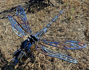 Duża metalowa rzeźba ważki: sztuka ogrodowa ze stali barwionej na gorąco