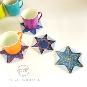 Peut inclure: Quatre tasses colorées posées sur des dessous-de-verre en forme d'étoile en jean. Les dessous-de-verre sont en jean bleu avec un motif d'étoile cousu en fil orange et jaune. Le texte "pdf" et "INCL. 24 STAR TEMPLATES" est imprimé sur la surface blanche sous les dessous-de-verre.
