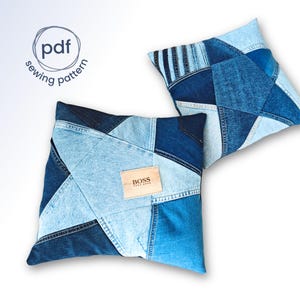 Peut inclure: Deux coussins carrés en patchwork de denim bleu. L'un des coussins porte une étiquette BOSS. Les coussins sont fabriqués à partir de denim recyclé et présentent un motif géométrique. L'image comprend un logo "pdf sewing pattern".