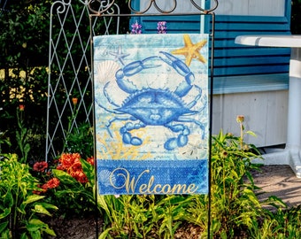 Gartenflagge „Blaue Strandkrabbe, Welcome“, maritimer, luftiger Blickfang im Garten