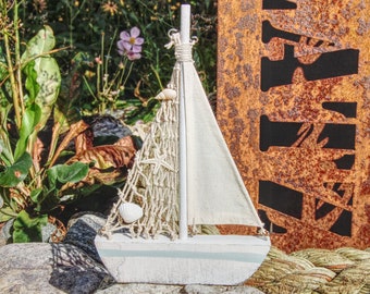 Holz-Segelschiff „Trine“ – Dekoration für Küstenfans im Strandhaus-Stil