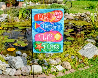 Gartenflagge, Gartenbild „Better in Flipflops“, bunter, luftiger Blickfang im Garten