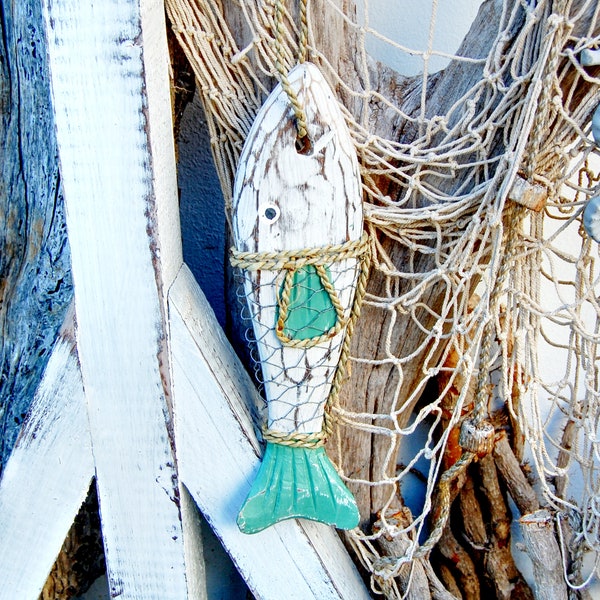 Holz-Fisch, weiß-grün, als Dekoration zum Aufhängen. Maritime Schnitzarbeit im Shabby-Look.