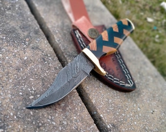 Damasco hecho a mano personalizado Hermoso cuchillo de caza Mango de madera Full Tang, tamaño de cuchillo 6 "y 3" Hoja con funda de cuero genuino Lo mejor para regalo