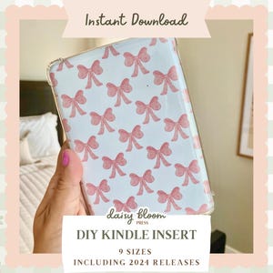 Könnte beinhalten: Eine transparente Kindle-Hülle mit weißem Hintergrund und einem Muster aus rosa Schleifen. Der Text "Instant Download" steht oben, und "DIY Kindle Insert" steht unten. Das Bild enthält auch den Text "9 Sizes Including 2024 Releases".