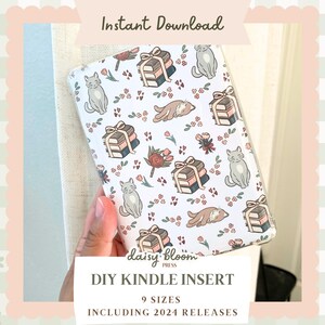 Könnte beinhalten: Ein weißer Hintergrund mit einem sich wiederholenden Muster aus Katzen, Bücherstapeln und Blumen. Der Text "Daisy Bloom Press" und "DIY Kindle Insert" befindet sich am unteren Rand des Bildes. Der Text "9 Größen inklusive 2024 Releases" befindet sich unter dem Text "DIY Kindle Insert".