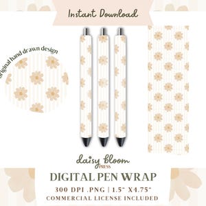 Op de afbeelding: Drie digitale penverpakkingen met een witte achtergrond en een patroon van beige madeliefjes. De penverpakkingen zijn 1,5 inch bij 4,75 inch en hebben een resolutie van 300 DPI. De tekst "daisy bloom PRESS" en "DIGITAL PEN WRAP" staat op de afbeelding. De tekst "COMMERCIAL LICENSE INCLUDED" staat ook op de afbeelding.