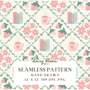 Op de afbeelding: Een naadloos patroon met een herhalend ontwerp van roze bloemen, groene wijnstokken, aardbeien, boeken en kopjes koffie. Het patroon is op een witte achtergrond en heeft een vintage esthetiek.