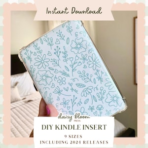 以下が含まれることがあります： 青い花柄の白いKindleカバー。カバーには「Daisy Bloom Press」と「DIY Kindle Insert」の文字が印刷されています。「9サイズ、2024年リリースを含む」という文字がタイトルの下に印刷されています。