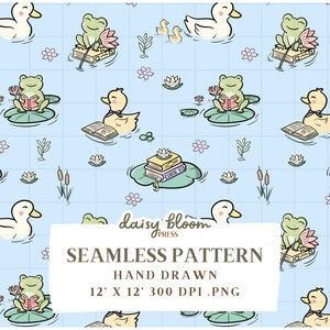 Peut inclure: Motif sans couture avec des canards et des grenouilles de dessins animés lisant des livres sur des nénuphars, avec des fleurs et des plantes sur fond bleu clair. Le texte "daisy bloom PRESS" et "SEAMLESS PATTERN HAND DRAWN 12' X 12' 300 DPI .PNG" sont également inclus.