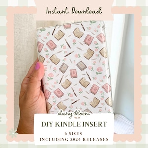 Könnte beinhalten: Ein weißer Kindle-Einsatz mit einem Blumenmuster mit rosa Rosen und Büchern. Der Text "Daisy Bloom Press" und "DIY Kindle Insert" ist auf dem Einsatz gedruckt. Der Text "6 Größen inklusive 2024 Releases" ist ebenfalls auf dem Einsatz gedruckt.
