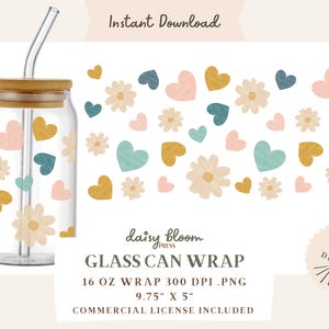Op de afbeelding: Een digitale download van een ontwerp voor een 16 ounce glazen blikverpakking met een patroon van harten, bloemen en geometrische vormen in tinten roze, blauw, geel en bruin. Het ontwerp is 9,75 inch bij 5 inch en heeft een resolutie van 300 DPI. De tekst "daisy bloom PRESS" en "GLASS CAN WRAP" is in het ontwerp opgenomen.