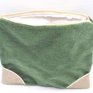Pochette fourre tout en velours vert et simili beige, à fond plat, agrémenté d'un passe poil argenté, doublée avec fermeture éclair.