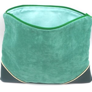 Pochette trousse fourre tout en coton imitation peau et simili vert, à fond plat, doublée avec fermeture éclair.