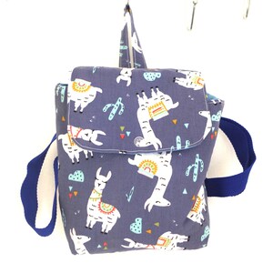 Sac à dos enfant pour la crèche, la maternelle en coton motif lama avec rabat fermé par pression