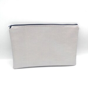 Pochette plate, Trousse, Fourre tout en simili gris métallisé, doublée avec fermeture éclair pour homme ou femme