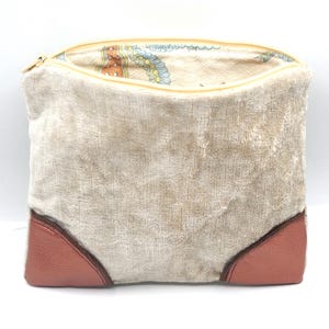 Pochette fourre tout en velours vert et simili beige, à fond plat, agrémenté d'un passe poil marron, doublée avec fermeture éclair.