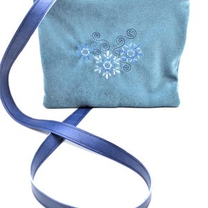 Blue velvet women&#39;s shoulder bag with embroidery and inside pocket, faux leather shoulder strap.