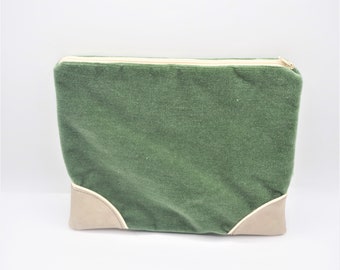 Pochette fourre tout en velours vert et simili beige, à fond plat, agrémenté d'un passe poil argenté, doublée avec fermeture éclair.