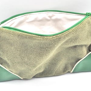 Pochette, trousse en velours vert olive et simili vert pré à fond plat, agrémenté d'un passe poil doré, doublée avec fermeture éclair.