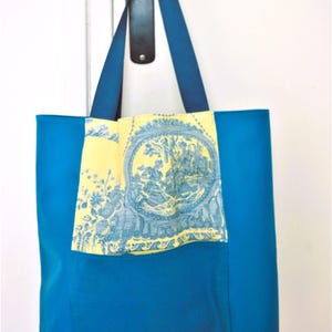 Tote bag in duck blue imitation leather and cotton, carried on the shoulder or by hand