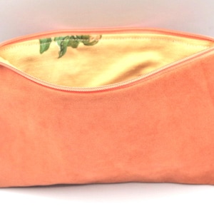 Pochette fourre tout en coton imitation peau à fond plat, doublée avec fermeture éclair.