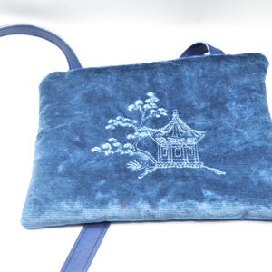 Men&#39;s or women&#39;s velvet shoulder bag with embroidery and inside pocket, faux leather shoulder strap.