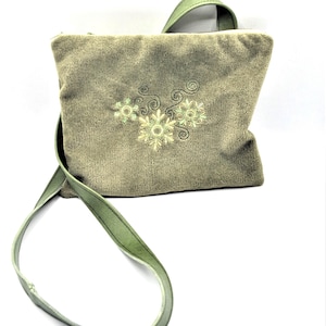 Men&#39;s or women&#39;s velvet shoulder bag with embroidery and inside pocket, faux leather shoulder strap.