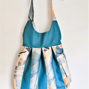 Satchel-shaped handbag in imitation leather and cotton chintz, worn on the shoulder or by hand