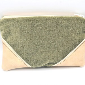 Pochette trousse fourre tout en velours vert et simili beige à fond plat, agrémenté d'un passe poil doré, doublée avec fermeture éclair.