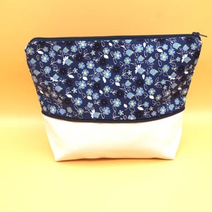 Pochette, Trousse, Fourre tout en coton fleuri bleu marine et simili blanc à fond large, doublée avec fermeture éclair pour femme