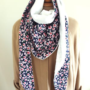 Peut inclure: Une écharpe blanche et bleu marine à imprimé floral. L'écharpe est réversible et a un côté blanc et un côté avec un imprimé floral rose et blanc sur fond bleu marine.