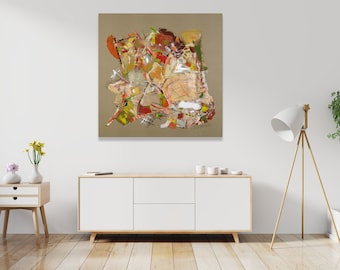 Könnte beinhalten: Abstraktes Gemälde im Collage-Stil mit verschiedenen Formen und Texturen in Braun-, Orange-, Gelb- und Weißtönen. Das Gemälde ist gerahmt und hängt an einer weißen Wand über einer weißen Kommode.