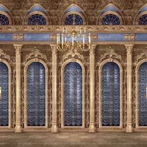 Puede incluir: Una gran sala ornamentada con altas ventanas arqueadas drapeadas con cortinas azules. Las paredes están adornadas con molduras doradas y tallas intrincadas. Una lámpara de araña cuelga del techo, proyectando un cálido resplandor sobre el espacio.