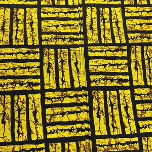 Puede incluir: Primer plano de una tela con un patr&oacute;n geom&eacute;trico repetitivo. El dise&ntilde;o presenta una cuadr&iacute;cula de rect&aacute;ngulos negros rellenos de formas abstractas amarillas y marrones. La tela tiene una apariencia texturizada.