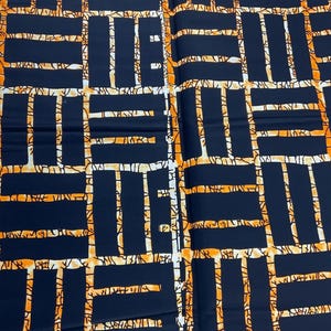 Puede incluir: Primer plano de una tela con un patr&oacute;n geom&eacute;trico. El dise&ntilde;o presenta rect&aacute;ngulos azul marino oscuro delineados en naranja, con una red de l&iacute;neas naranjas y espacios blancos. La tela tiene una apariencia texturizada.