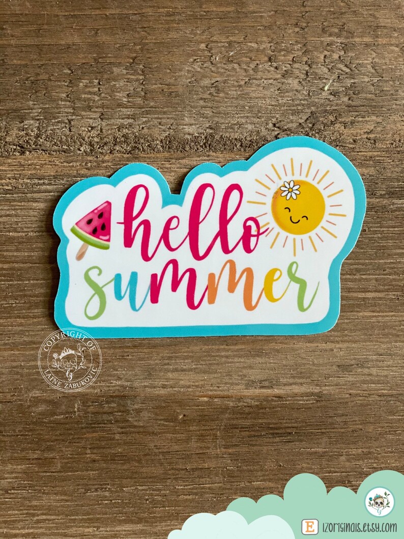以下が含まれることがあります： 青い縁取りと「hello summer」の文字がピンク、オレンジ、緑色で書かれたカラフルなステッカー。ひまわりとスイカの棒アイスを持った笑顔の太陽が特徴です。