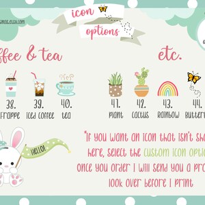 K&ouml;nnte beinhalten: Eine Tabelle mit verschiedenen Symbolen f&uuml;r Kaffee, Tee, Pflanzen und andere Gegenst&auml;nde. Die Tabelle befindet sich auf einem hellblauen Hintergrund mit wei&szlig;en Punkten. Der Text "coffee & tea" befindet sich oben auf der Tabelle. Der Text "icon options" befindet sich oben rechts auf der Tabelle. Der Text "etc." befindet sich oben rechts auf der Tabelle. Der Text "Wenn Sie ein Symbol w&uuml;nschen, das hier nicht angezeigt wird, w&auml;hlen Sie die Option "Benutzerdefiniertes Symbol"! Sobald Sie bestellt haben, schicke ich Ihnen einen Entwurf zur &Uuml;berpr&uuml;fung, bevor ich drucke" befindet sich unten auf der Tabelle.