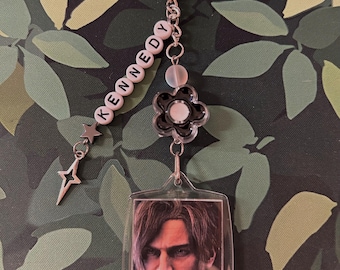 Chaveiro Leon Kennedy de Resident Evil Requiem, feito à mão, personalizado e sob encomenda.