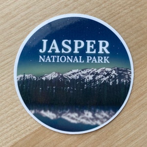 Adesivo do Parque Nacional Jasper – Adesivo Circular Brilhante | Cena Noturna com Montanhas e Estrelas | Adesivo de Viagem para o Canadá para Laptop ou Notebook