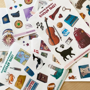 A TUA SCELTA tra 2: Fogli di adesivi lucidi ispirati al gioco per PC "Mistery Solving Teen Girl Detective" per quaderni e laptop