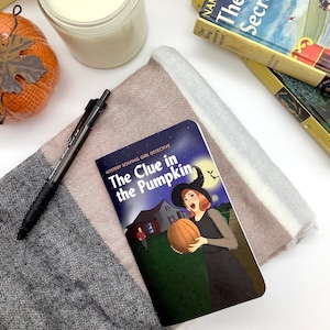 LIMITED EDITION Halloween Girl Detektiv Notizbuch | Kleines liniertes Journal – “Der Hinweis im Kürbis” Illustration