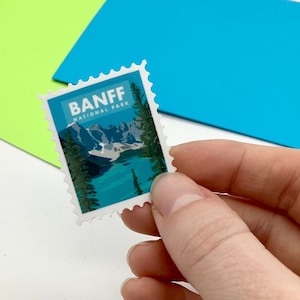 Adesivo do Parque Nacional de Banff – Vinil brilhante com recortes em formato de selo canadense para laptop, caderno | Alberta Nature Gift