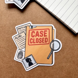 Puede incluir: Un conjunto de pegatinas con temática de detective. La pegatina principal es una carpeta con las palabras "CASE CLOSED" en rojo. Otras pegatinas incluyen una lupa, una huella dactilar, una silueta y documentos etiquetados como "MOTIVE" y "ALIBI".