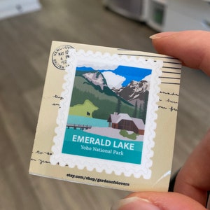 Adesivo do Parque Nacional Yoho – Adesivo de Vinil Brilhante Emerald Lake | Adesivo de Viagem da Natureza Canadense para Laptop ou Diário