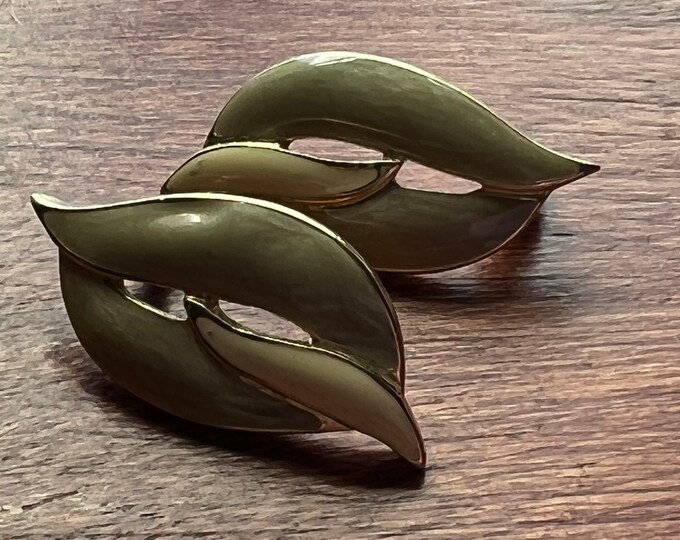 Vintage Trifari Earrings cream and gold drop type earring jewelry