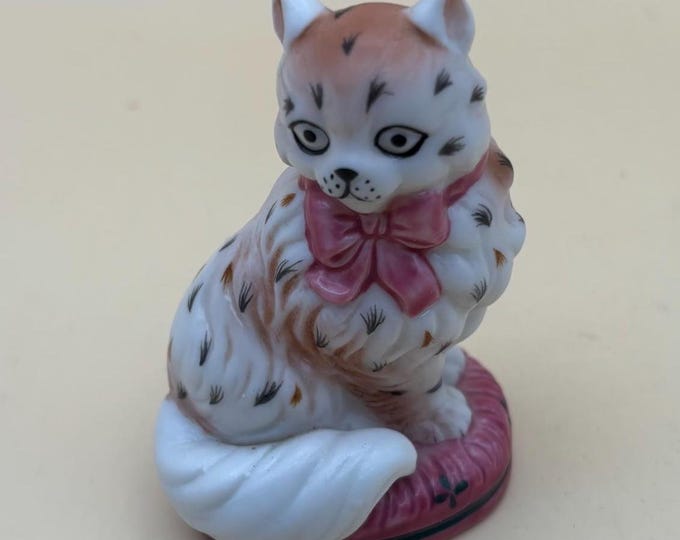 Vintage Cat Figurine Franklin Mint Cat Statue Curio Cats Collection Sitting Pretty Kitty Lover Antiques and Vintage