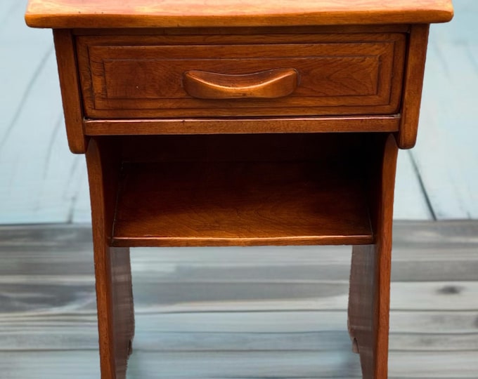 Cushman Colonial Creations Molly Stark Night Table No. 2059 end table side nightstand