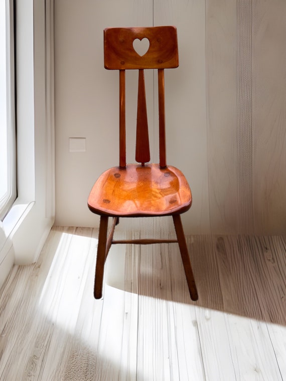 Cushman Colonial Creations Heart Bridge Chair No. 5-123 Heart Back